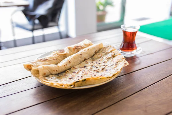 Traditionelles Türkisches Gebäck Frühstücksgericht Borek Burek Oder Sikma Mit Türkischem — Stockfoto