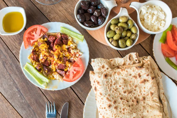 传统的土耳其早餐桌 土耳其早餐美食文化 土耳其皮德尤夫卡埃克克 百吉饼 博托克 西克马 油和蜂蜜在木桌上从顶视图 — 图库照片