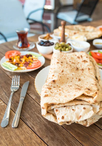 Traditionelle Türkische Frühstückstafel Türkisches Frühstück Esskultur Türkischer Pide Yufka Ekmek — Stockfoto