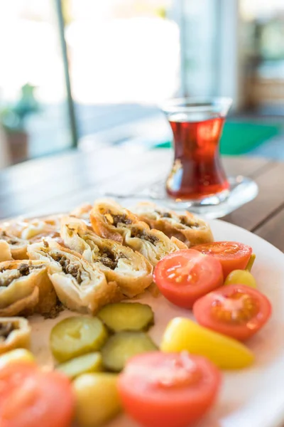 Traditionelles Türkisches Gebäck Frühstücksgericht Borek Oder Burek Mit Türkischem Tee — Stockfoto