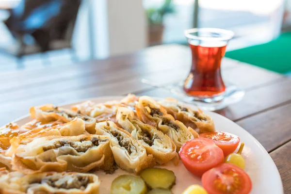 Pâtisserie Traditionnelle Turque Petit Déjeuner Borek Burek Avec Thé Turc — Photo