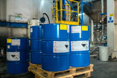 Kimya sanayi tesisi, fabrika veya tesis. Fabrikada petrol ve gaz rafinerisi. Çelik Boru Hatları, tüpler, konteynerler ve tanklar kimya tesisinde. Fabrika veya tesiste endüstriyel paslanmaz çelik kimyasal depolama tankları veya silo. Yağ veya yakıt silosu.