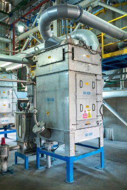 Kimya sanayi tesisi, fabrika veya tesis. Fabrikada petrol ve gaz rafinerisi. Çelik Boru Hatları, tüpler, konteynerler ve tanklar kimya tesisinde. Fabrika veya tesiste endüstriyel paslanmaz çelik kimyasal depolama tankları veya silo. Yağ veya yakıt silosu.