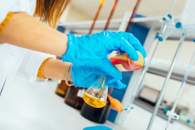 Koruyucu eldivenkadın veya kadın elleri elinde test tüpü tutun kimya deney testi ve modern kimya laboratuvarında araştırma üretir. 