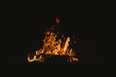 Yangın alevleri siyah arka planda izole edildi. Yüksek çözünürlüklü odun ateşi duman dokusu arkaplan görüntüsü koleksiyonu.