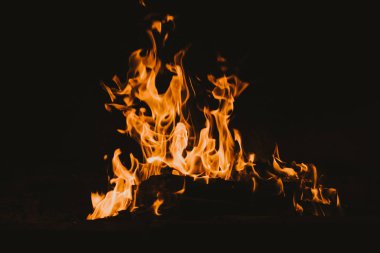 Yangın alevleri siyah arka planda izole edildi. Yüksek çözünürlüklü odun ateşi duman dokusu arkaplan görüntüsü koleksiyonu.