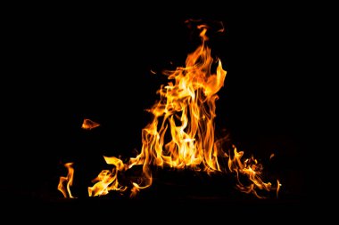 Yangın alevleri siyah arka planda izole edildi. Yüksek çözünürlüklü odun ateşi duman dokusu arkaplan görüntüsü koleksiyonu.