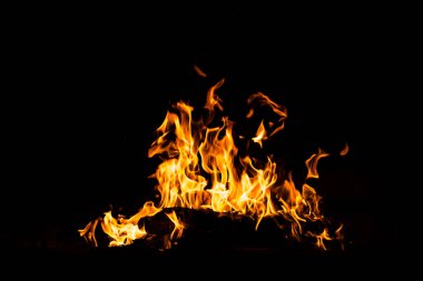 Yangın alevleri siyah arka planda izole edildi. Yüksek çözünürlüklü odun ateşi duman dokusu arkaplan görüntüsü koleksiyonu.