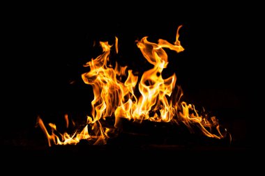 Yangın alevleri siyah arka planda izole edildi. Yüksek çözünürlüklü odun ateşi duman dokusu arkaplan görüntüsü koleksiyonu.