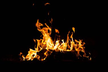 Yangın alevleri siyah arka planda izole edildi. Yüksek çözünürlüklü odun ateşi duman dokusu arkaplan görüntüsü koleksiyonu.