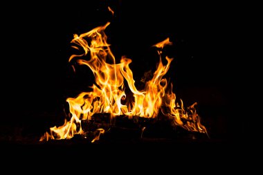 Yangın alevleri siyah arka planda izole edildi. Yüksek çözünürlüklü odun ateşi duman dokusu arkaplan görüntüsü koleksiyonu.