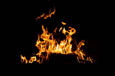 Yangın alevleri siyah arka planda izole edildi. Yüksek çözünürlüklü odun ateşi duman dokusu arkaplan görüntüsü koleksiyonu.