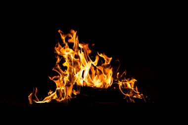 Yangın alevleri siyah arka planda izole edildi. Yüksek çözünürlüklü odun ateşi duman dokusu arkaplan görüntüsü koleksiyonu.