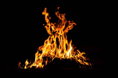 Yangın alevleri siyah arka planda izole edildi. Yüksek çözünürlüklü odun ateşi duman dokusu arkaplan görüntüsü koleksiyonu.