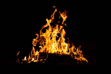 Yangın alevleri siyah arka planda izole edildi. Yüksek çözünürlüklü odun ateşi duman dokusu arkaplan görüntüsü koleksiyonu.