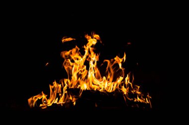 Yangın alevleri siyah arka planda izole edildi. Yüksek çözünürlüklü odun ateşi duman dokusu arkaplan görüntüsü koleksiyonu.