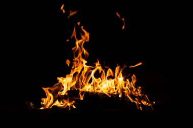 Yangın alevleri siyah arka planda izole edildi. Yüksek çözünürlüklü odun ateşi duman dokusu arkaplan görüntüsü koleksiyonu.