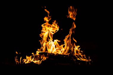 Yangın alevleri siyah arka planda izole edildi. Yüksek çözünürlüklü odun ateşi duman dokusu arkaplan görüntüsü koleksiyonu.