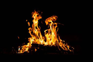 Yangın alevleri siyah arka planda izole edildi. Yüksek çözünürlüklü odun ateşi duman dokusu arkaplan görüntüsü koleksiyonu.