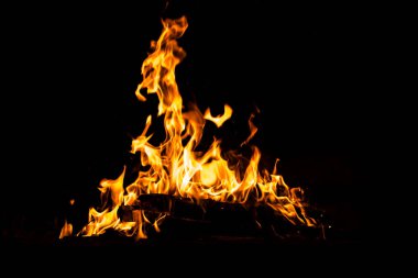 Yangın alevleri siyah arka planda izole edildi. Yüksek çözünürlüklü odun ateşi duman dokusu arkaplan görüntüsü koleksiyonu.