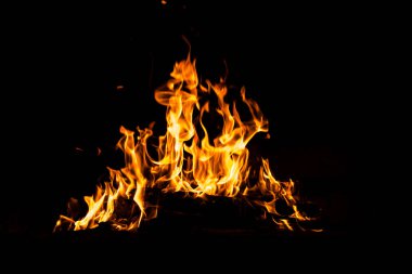 Yangın alevleri siyah arka planda izole edildi. Yüksek çözünürlüklü odun ateşi duman dokusu arkaplan görüntüsü koleksiyonu.