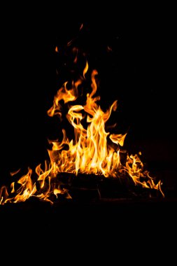 Yangın alevleri siyah arka planda izole edildi. Yüksek çözünürlüklü odun ateşi duman dokusu arkaplan görüntüsü koleksiyonu.