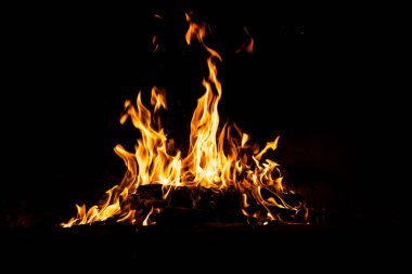 Yangın alevleri siyah arka planda izole edildi. Yüksek çözünürlüklü odun ateşi duman dokusu arkaplan görüntüsü koleksiyonu.