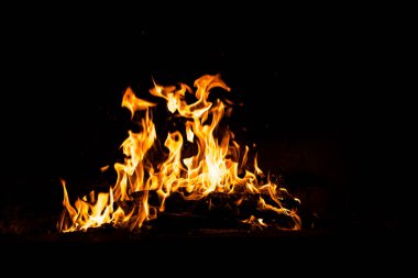 Yangın alevleri siyah arka planda izole edildi. Yüksek çözünürlüklü odun ateşi duman dokusu arkaplan görüntüsü koleksiyonu.