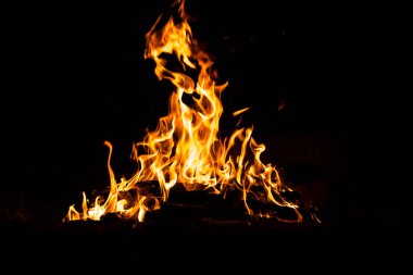 Yangın alevleri siyah arka planda izole edildi. Yüksek çözünürlüklü odun ateşi duman dokusu arkaplan görüntüsü koleksiyonu.