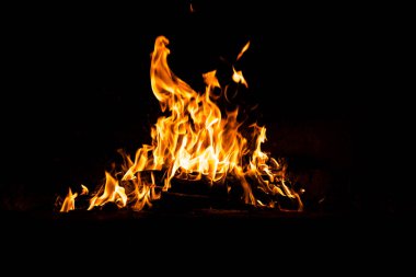 Yangın alevleri siyah arka planda izole edildi. Yüksek çözünürlüklü odun ateşi duman dokusu arkaplan görüntüsü koleksiyonu.