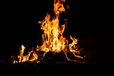 Yangın alevleri siyah arka planda izole edildi. Yüksek çözünürlüklü odun ateşi duman dokusu arkaplan görüntüsü koleksiyonu.