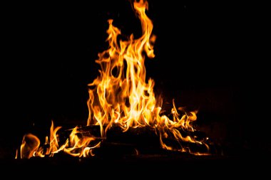 Yangın alevleri siyah arka planda izole edildi. Yüksek çözünürlüklü odun ateşi duman dokusu arkaplan görüntüsü koleksiyonu.