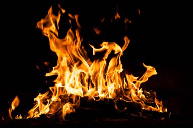 Yangın alevleri siyah arka planda izole edildi. Yüksek çözünürlüklü odun ateşi duman dokusu arkaplan görüntüsü koleksiyonu.