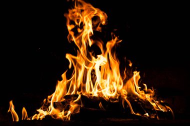 Yangın alevleri siyah arka planda izole edildi. Yüksek çözünürlüklü odun ateşi duman dokusu arkaplan görüntüsü koleksiyonu.