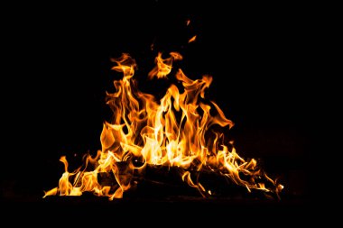 Yangın alevleri siyah arka planda izole edildi. Yüksek çözünürlüklü odun ateşi duman dokusu arkaplan görüntüsü koleksiyonu.