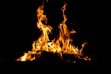 Yangın alevleri siyah arka planda izole edildi. Yüksek çözünürlüklü odun ateşi duman dokusu arkaplan görüntüsü koleksiyonu.