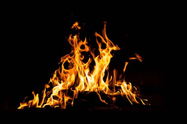 Yangın alevleri siyah arka planda izole edildi. Yüksek çözünürlüklü odun ateşi duman dokusu arkaplan görüntüsü koleksiyonu.