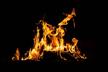 Yangın alevleri siyah arka planda izole edildi. Yüksek çözünürlüklü odun ateşi duman dokusu arkaplan görüntüsü koleksiyonu.