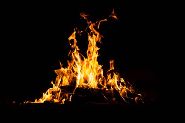 Yangın alevleri siyah arka planda izole edildi. Yüksek çözünürlüklü odun ateşi duman dokusu arkaplan görüntüsü koleksiyonu.