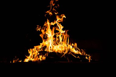 Yangın alevleri siyah arka planda izole edildi. Yüksek çözünürlüklü odun ateşi duman dokusu arkaplan görüntüsü koleksiyonu.