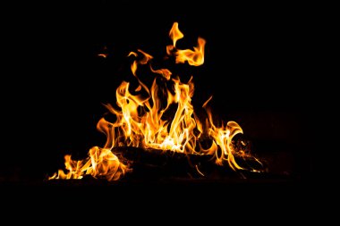 Yangın alevleri siyah arka planda izole edildi. Yüksek çözünürlüklü odun ateşi duman dokusu arkaplan görüntüsü koleksiyonu.