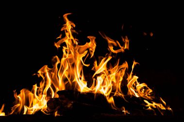 Yangın alevleri siyah arka planda izole edildi. Yüksek çözünürlüklü odun ateşi duman dokusu arkaplan görüntüsü koleksiyonu.