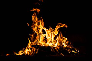 Yangın alevleri siyah arka planda izole edildi. Yüksek çözünürlüklü odun ateşi duman dokusu arkaplan görüntüsü koleksiyonu.