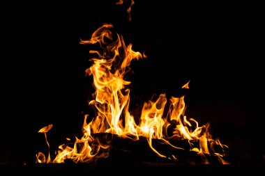 Yangın alevleri siyah arka planda izole edildi. Yüksek çözünürlüklü odun ateşi duman dokusu arkaplan görüntüsü koleksiyonu.