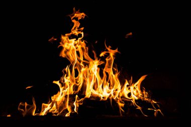 Yangın alevleri siyah arka planda izole edildi. Yüksek çözünürlüklü odun ateşi duman dokusu arkaplan görüntüsü koleksiyonu.