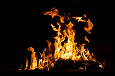 Yangın alevleri siyah arka planda izole edildi. Yüksek çözünürlüklü odun ateşi duman dokusu arkaplan görüntüsü koleksiyonu.