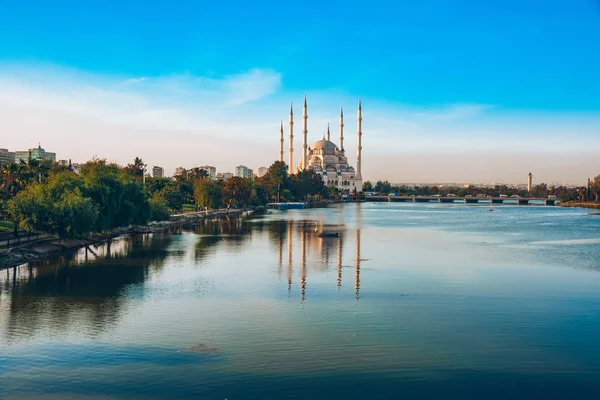Adana Miasto Turcja Sabanci Central Meczet Seyhan Rzeka — Zdjęcie stockowe