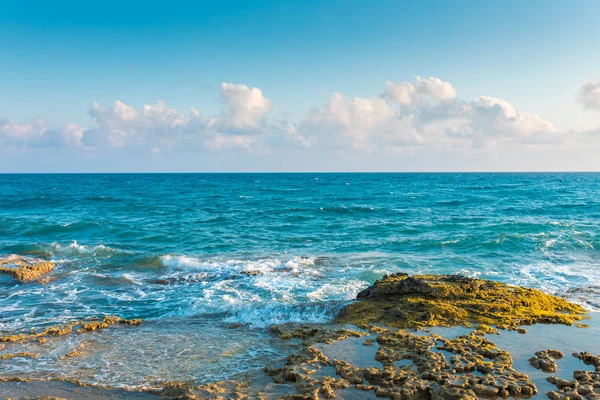 Средиземноморское Эгейское Побережье Берег Залив Камнями Волнами Пляже Города Бодрум — стоковое фото
