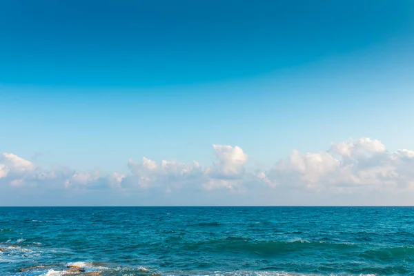 地中海或爱琴海 海岸或海湾的海景 岩石和波浪在土耳其Bodrum市的海滩 夏日的风景与蓝色的大海或海洋和树木 土耳其的假日和假期 — 图库照片