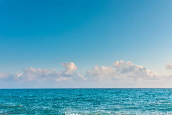 地中海或爱琴海 海岸或海湾的海景 岩石和波浪在土耳其Bodrum市的海滩 夏日的风景与蓝色的大海或海洋和树木 土耳其的假日和假期 — 图库照片